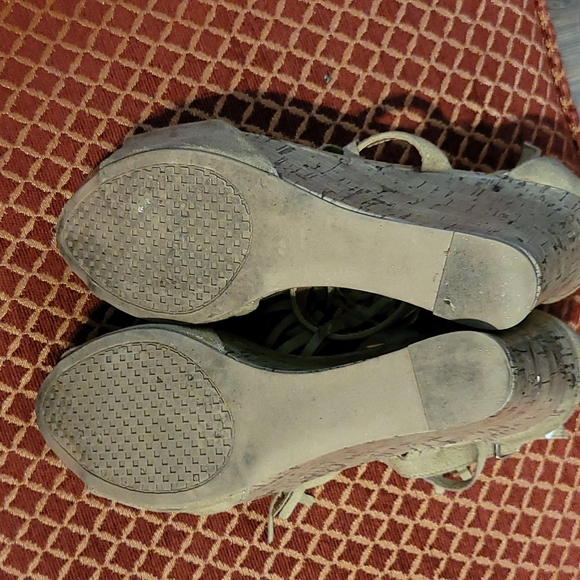 Maurce's Tan Fringed Wedges - Picture 6 of 7